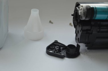 Lazer yazıcı kartuşunu tonerle şarj ediyorum.