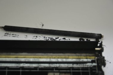 Lazer yazıcı kartuşunu tonerle şarj ediyorum.