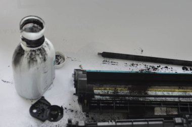 Lazer yazıcı kartuşunu tonerle şarj ediyorum.