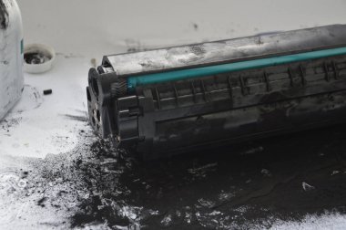 Lazer yazıcı kartuşunu tonerle şarj ediyorum.