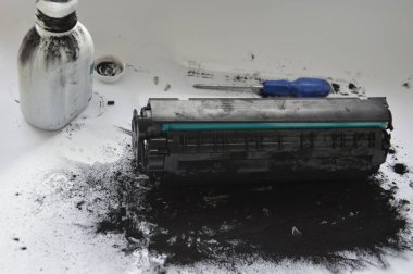 Lazer yazıcı kartuşunu tonerle şarj ediyorum.