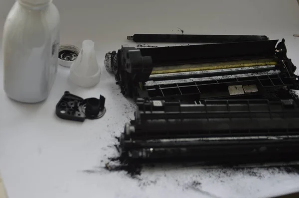给激光打印机墨盒充填粉剂 — 图库照片