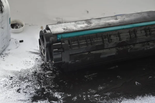 Lazer yazıcı kartuşunu tonerle şarj ediyorum.