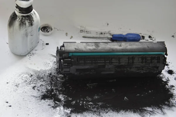 Lazer yazıcı kartuşunu tonerle şarj ediyorum.