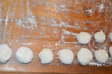 Maya hamurunda ev yapımı beyaz et pişirmek.