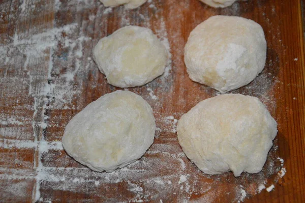 Hausgemachtes Weißes Mit Fleisch Auf Hefeteig Kochen — Stockfoto