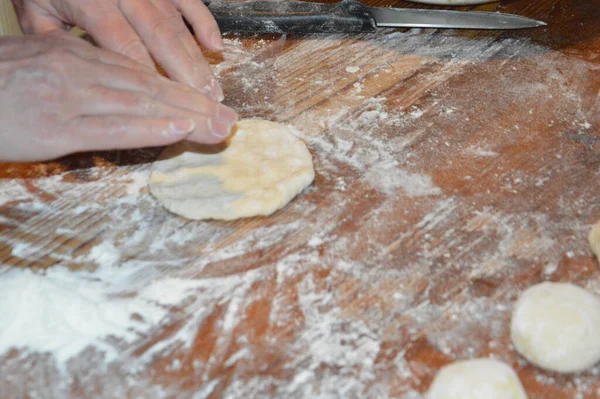 Hausgemachtes Weißes Mit Fleisch Auf Hefeteig Kochen — Stockfoto