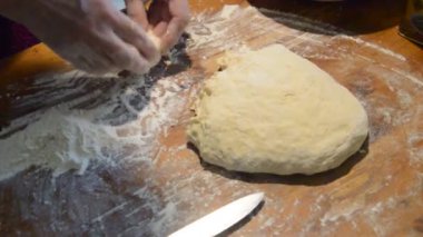 Maya hamurunda ev yapımı beyaz et pişirmek.