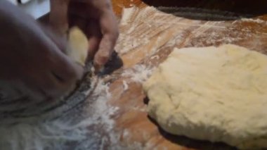 Maya hamurunda ev yapımı beyaz et pişirmek.