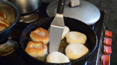 Maya hamurunda ev yapımı beyaz et pişirmek.