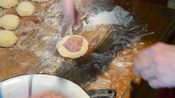 집에서 백인에게 이스트 반죽에 고기를 요리하는 — 비디오