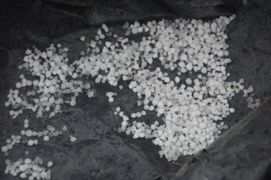 Küçük yuvarlak bir buz kütlesi düştü