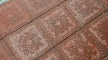 Küçük yuvarlak bir buz kütlesi düştü.