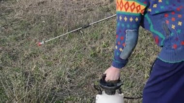 Ağaçları ve bitkileri korumak için bir çözüm üretiyor.