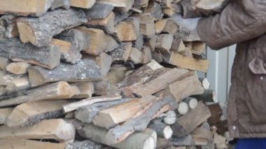 Evi kurutmak ve ısıtmak için odun yığmak.