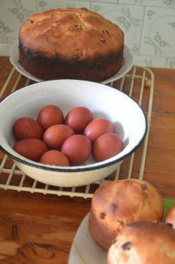 Bayram için Paskalya ekmeği ve yumurta pişiriyorum.