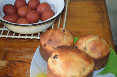 Bayram için Paskalya ekmeği ve yumurta pişiriyorum.