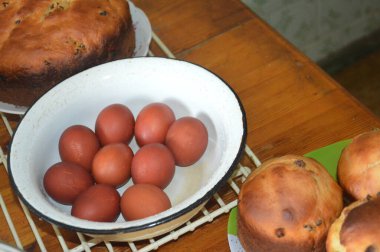 Bayram için Paskalya ekmeği ve yumurta pişiriyorum.