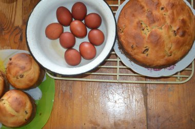 Bayram için Paskalya ekmeği ve yumurta pişiriyorum.