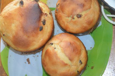 Bayram için Paskalya ekmeği ve yumurta pişiriyorum.