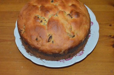 Bayram için Paskalya ekmeği ve yumurta pişiriyorum.