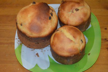 Bayram için Paskalya ekmeği ve yumurta pişiriyorum.