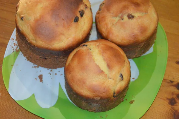 Bayram için Paskalya ekmeği ve yumurta pişiriyorum.