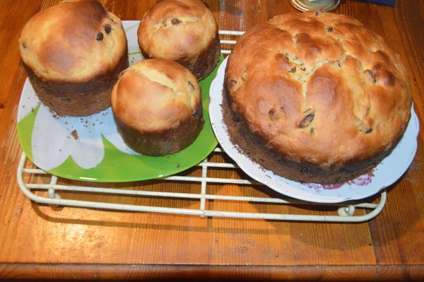 Bayram için Paskalya ekmeği ve yumurta pişiriyorum.