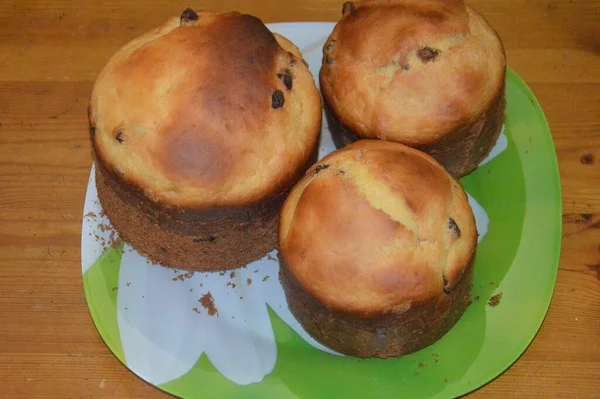 Bayram için Paskalya ekmeği ve yumurta pişiriyorum.