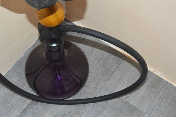 Σύγχρονη Τουρκική Και Αιγυπτιακή Hookah Για Κάπνισμα Ένα Εσωτερικό — Φωτογραφία Αρχείου