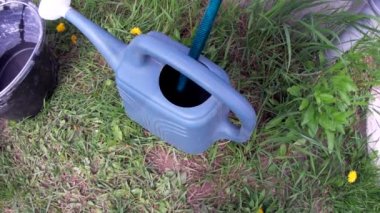 Kuyudan plastik kovalara su dökülüyor.