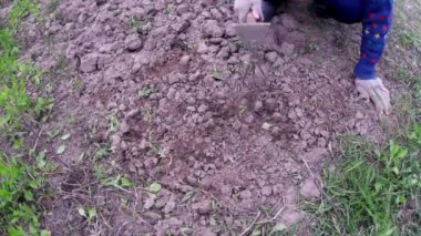 Köydeki bahçe yataklarının elle işlenmesi için helikopter olarak çalışacağım.