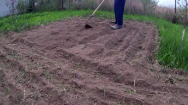 Köydeki bahçe yataklarının elle işlenmesi için helikopter olarak çalışacağım.