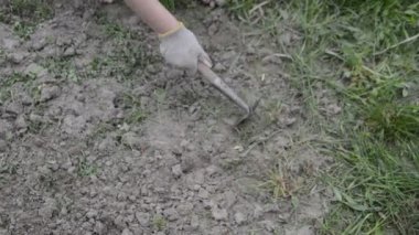 Köydeki bahçe yataklarının elle işlenmesi için helikopter olarak çalışacağım.