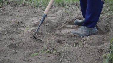 Köydeki bahçe yataklarının elle işlenmesi için helikopter olarak çalışacağım.