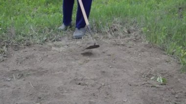 Köydeki bahçe yataklarının elle işlenmesi için helikopter olarak çalışacağım.