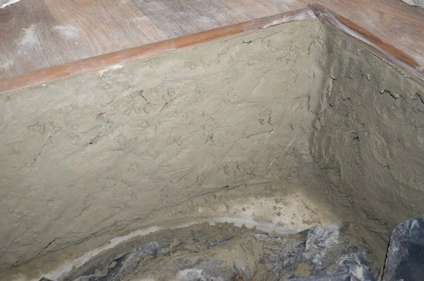 Kilerin tuğladan duvarları.