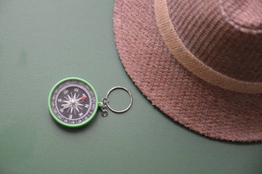 Bir nesnenin arka planında seyahat için el pusulası