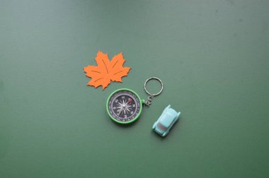 Bir nesnenin arka planında seyahat için el pusulası