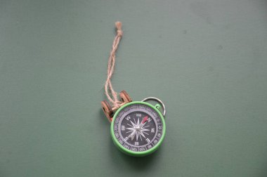 Bir nesnenin arka planında seyahat için el pusulası