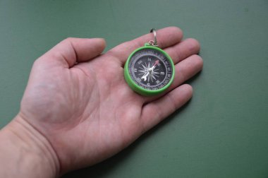 Bir nesnenin arka planında seyahat için el pusulası