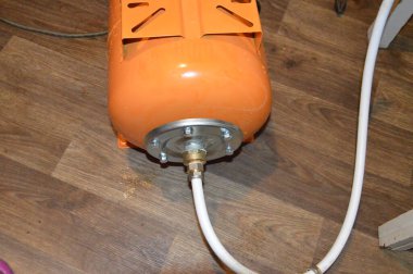 Su tedarik etmek için bir hidrolik tank kurulumu bir sistem