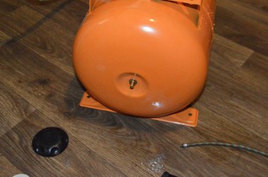 Su tedarik etmek için bir hidrolik tank kurulumu bir sistem