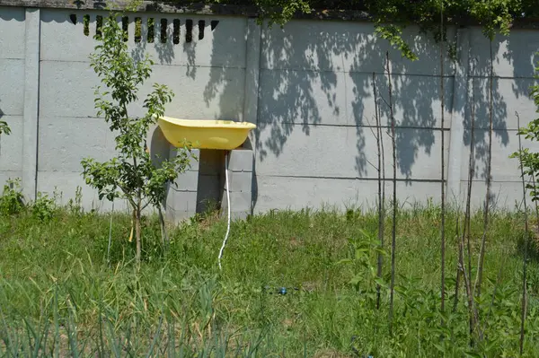 庭の散水のための点滴灌漑システム — ストック写真