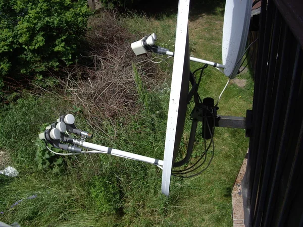 房子里接收电视信号的卫星系统 — 图库照片