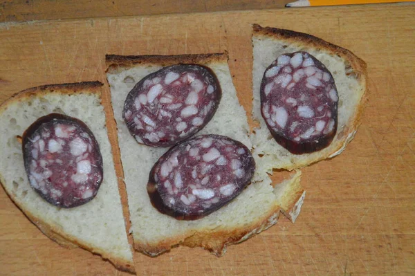 Rauwe Gerookte Worst Ligt Brood Als Een Broodje — Stockfoto