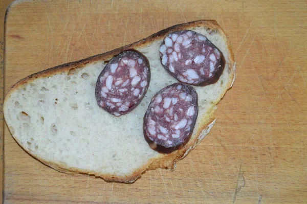 Rauwe Gerookte Worst Ligt Brood Als Een Broodje — Stockfoto