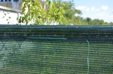 Zincirleme tel üzerine bir gölgelendirme ağı kurulumu