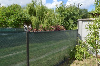 Zincirleme tel üzerine bir gölgelendirme ağı kurulumu