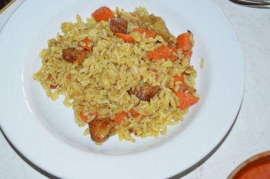 Öğle yemeği için pilav, et ile süslenmiş pirinç.